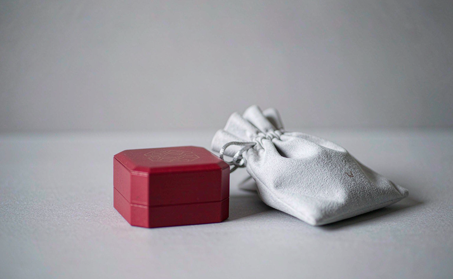 袋和小盒上位：首饰包装轻起来 | Lighter Packaging Wins: Why Pouches and Compact Boxes Take Over