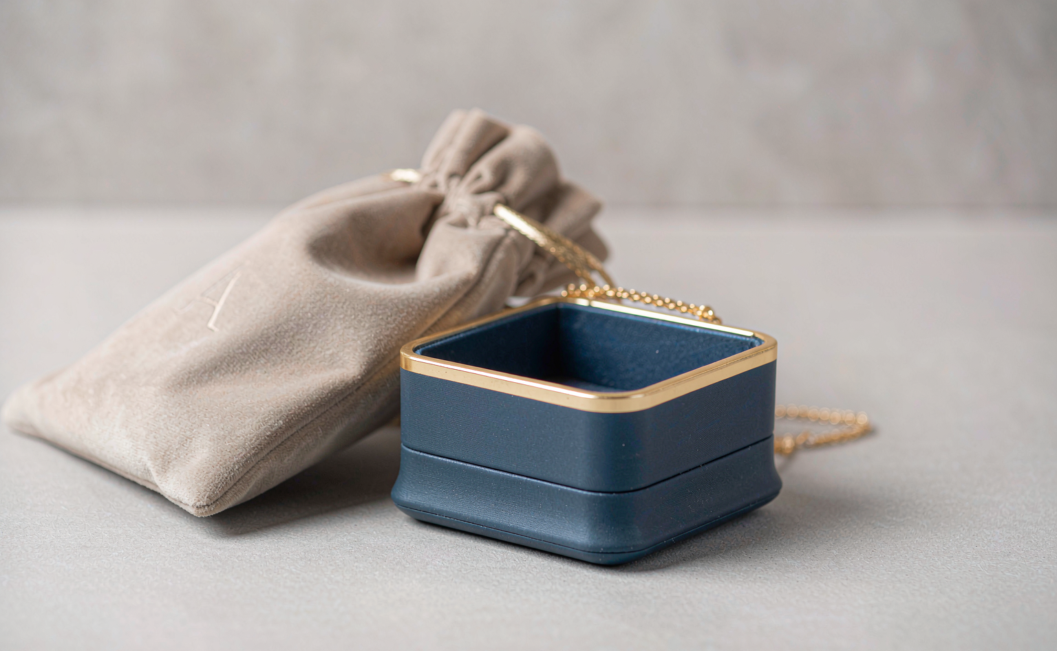 首饰袋拉开的手感与体面 | The pull of the drawstring: feel of a jewelry pouch