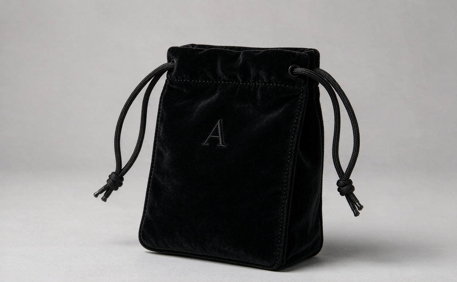 黑绒束口袋：短绒与烫印的讲究 | Black Velvet Pouch: Pile Density and Foil Logo