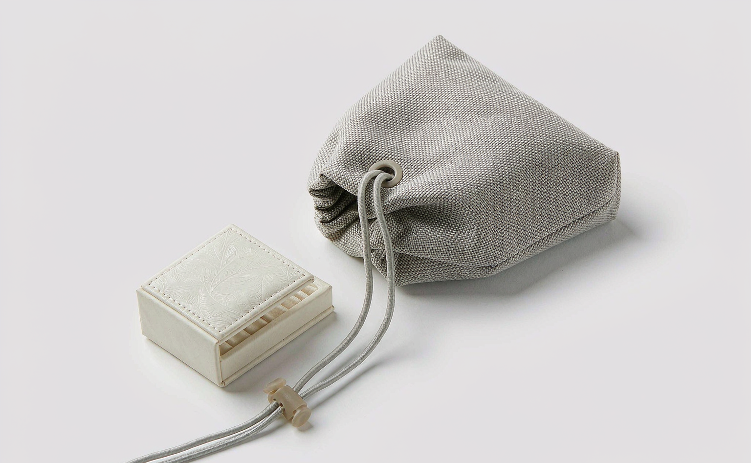 双料束口袋，外耐磨里护饰 | A Two-Layer Pouch: Tough Outside, Soft Within