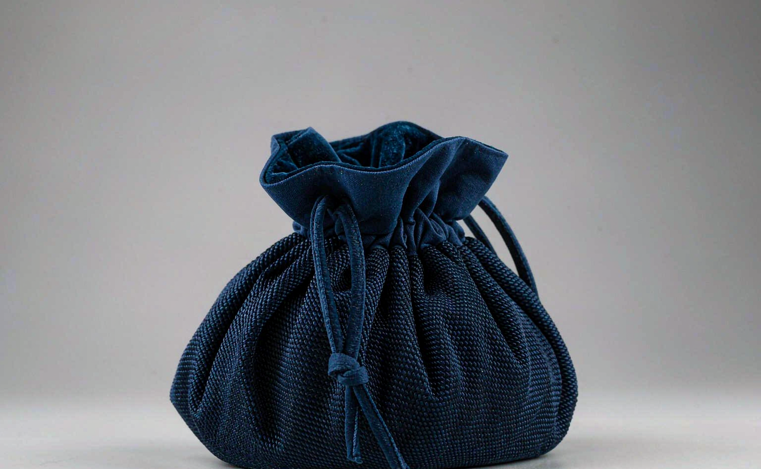 深蓝织物首饰袋，压印同色不伤面 | Deep-blue woven pouch: tone-on-tone imprint that won't smear