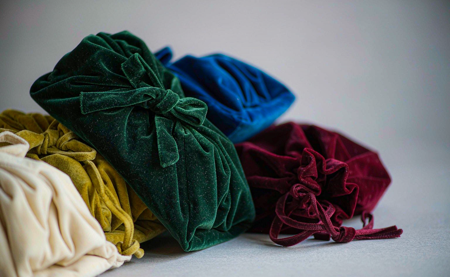 多色绒布袋，小批量也能做专属色 | Multi-colour velvet pouches: small runs in your own colour